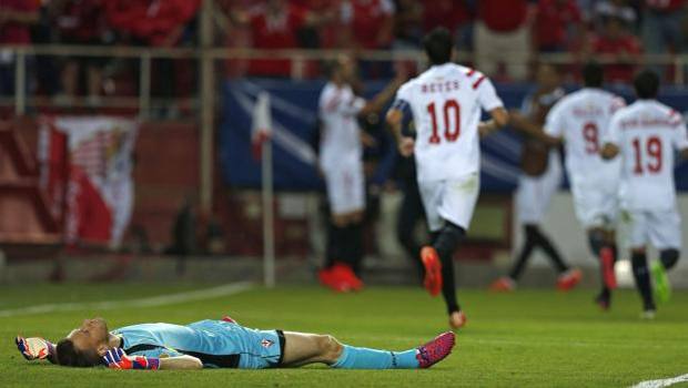 Neto a terra, mentre il Siviglia festeggia il gol del 2-0. Epa