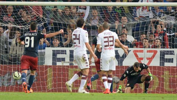 La punizione vincente di Tino Costa per il 2-1 Genoa. LaPresse