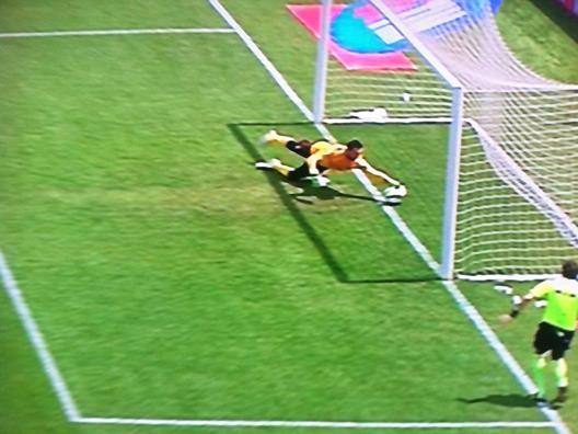 Il fermo immagine del gol di Berardi. Twitter Il fermo immagine del gol di Berardi. Twitter