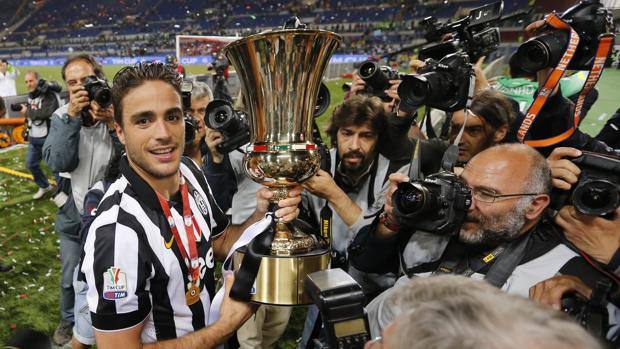 Alessandro Matri con la Coppa Italia. Reuters