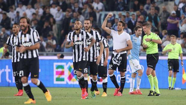 Matri, esultanza dopo il gol... e giallo. Ansa Matri, esultanza dopo il gol... e giallo. Ansa