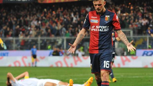 Lestienne esulta, Ranocchia si dispera sullo sfondo. Ansa Lestienne esulta, Ranocchia si dispera sullo sfondo. Ansa