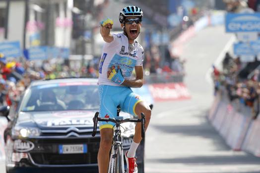 Aru cala il poker dei grandi giri nella 19/esima tappa del Giro 2015, a Cervinia. Afp