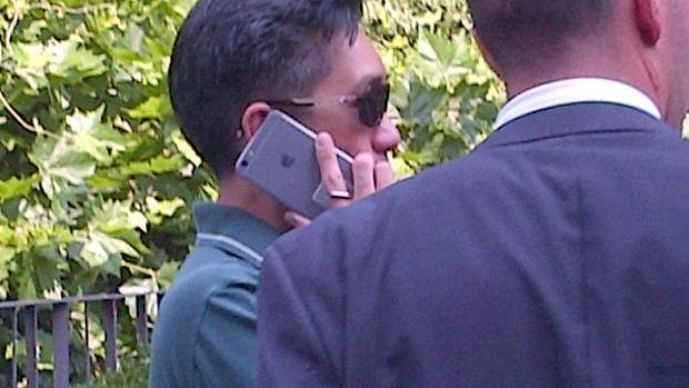 Ecco questa mattina Mr Bee a Milano, appena uscito dall'albergo del centro dove alloggia. Gasport Ecco questa mattina Mr Bee a Milano, appena uscito dall'albergo del centro dove alloggia. Gasport