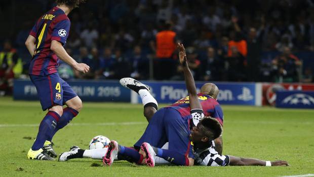 Il contatto in area tra Pogba e Dani Alves. Ap Il contatto in area tra Pogba e Dani Alves. Ap