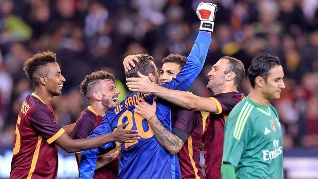 I giocatori della Roma festeggiano De Sanctis dopo il successo ai rigori sul Real Madrid. Epa