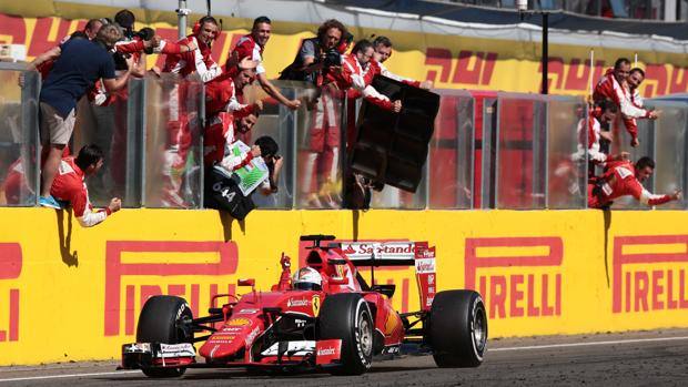 L'arrivo trionfale di Vettel in Ungheria. Afp