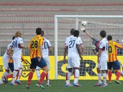 Lecce-Genoa nella sfida del marzo 2012. Ansa