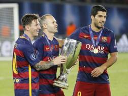Leo Messi, Andres Iniesta e Luis Suarez con la Supercoppa Europea 2015. Epa