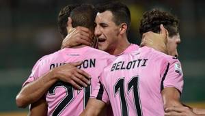 I compagni abbracciano Quaison dopo il gol del 2-1 all'Avellino. Getty Images