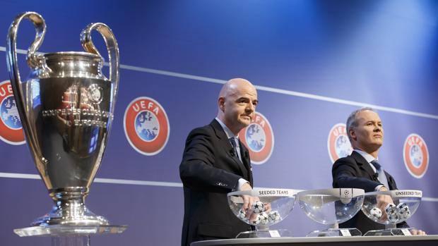 La Champions League e il segretario Uefa Gianni Infantino. Epa