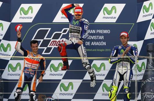 Il podio di Aragon con il vincitore Lorenzo fra Pedrosa (2°) e Rossi (3°). Reuters