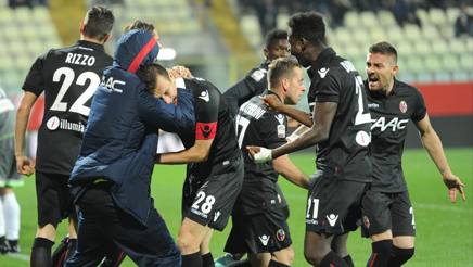 L'esultanza del Bologna dopo il gol di Gastaldello per il momentaneo 1-1. Ansa