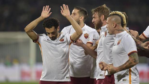 I compagni festeggiano il gol del vantaggio, Salah, a testa bassa, non vuole esultare. Getty Images