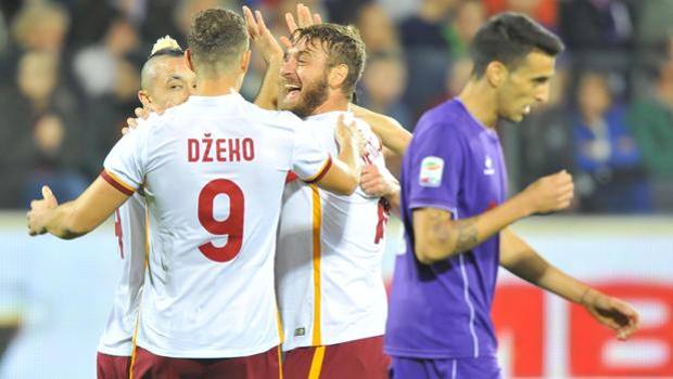 L'esultanza dei giocatori della Roma, primi in classifica dopo la vittoria di Firenze. Ansa