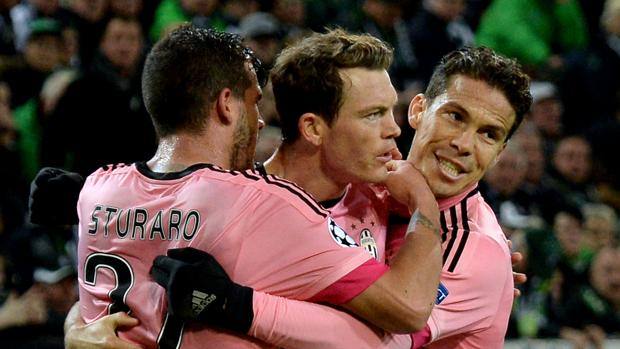 Stephan Lichtsteiner abbracciato da Sturaro ed Hernanes. Getty Stephan Lichtsteiner abbracciato da Sturaro ed Hernanes. Getty