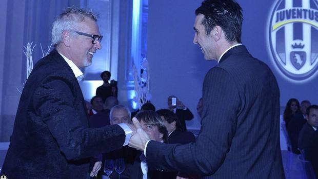 Stefano Tacconi, 58 anni, con Gianluigi Buffon, 37 anni. LaPresse