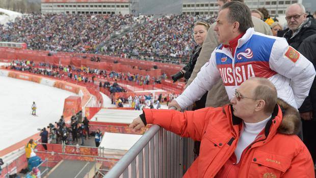 Il presidente russo Vladimir Putin, 63 anni, in tribuna durante l’Olimpiade invernale di Sochi nel 2014 con il ministro dello sport. AP Il presidente russo Vladimir Putin, 63 anni, in tribuna durante l’Olimpiade invernale di Sochi nel 2014 con il ministro dello sport. AP