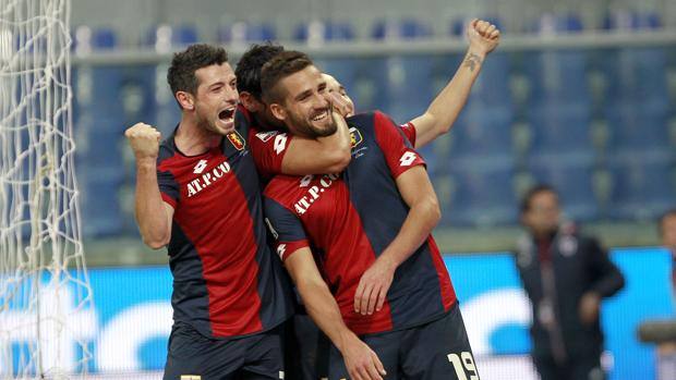 Pavoletti festeggiato dopo il gol del 2-1 che vale i tre punti. LaPresse