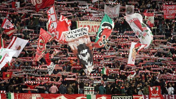 Lasciarpata dei tifosi del Bari. LaPresse