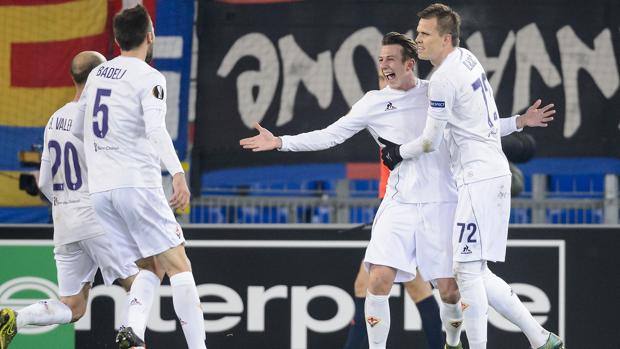 Ilicic, Badelj e Borja Valero corrono ad abbracciare l'autore del vantaggio, Federico Bernardeschi. Afp Ilicic, Badelj e Borja Valero corrono ad abbracciare l'autore del vantaggio, Federico Bernardeschi. Afp