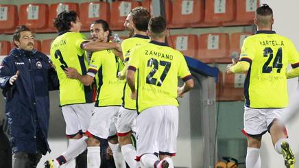 L'esultanza dei giocatori del Crotone. Lapresse