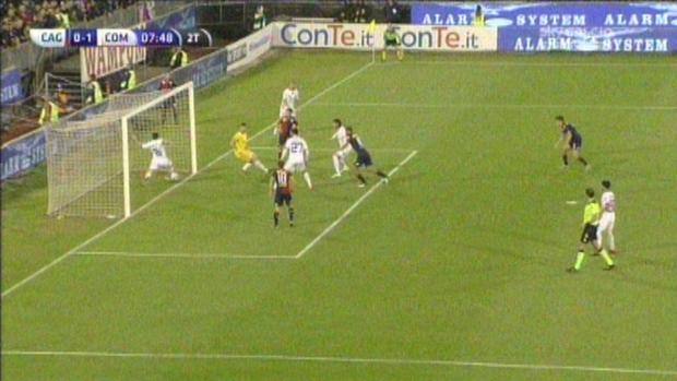 L'istantanea del gol valido non concesso al Cagliari contro il Como.