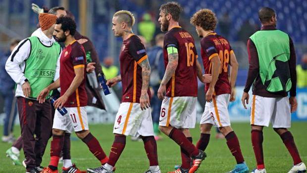 I giocatori della Roma escono dal campo a testa bassa, dopo la qualificazione. Ansa