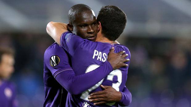 Khouma Babacar, 23 anni, man of the match stasera al Franchi, nell'abbraccio a Mauel Pasqual, 33 anni. Getty Khouma Babacar, 23 anni, man of the match stasera al Franchi, nell'abbraccio a Mauel Pasqual, 33 anni. Getty