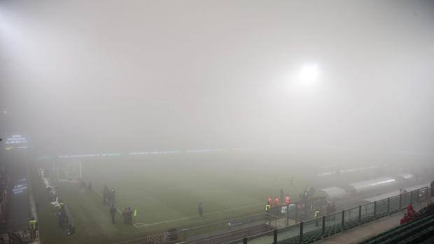 Il Mapei Stadium di Reggio Emilia avvolto dalla nebbia, poco prima della gara. Ansa