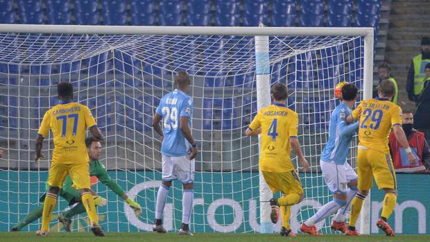 La rete del pareggio di Zukanovic. Ansa La rete del pareggio di Zukanovic. Ansa