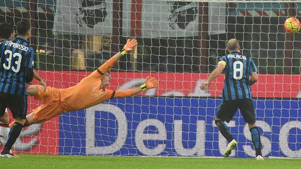 Il gol dell'1-0 di Palacio, alla prima rete stagionale. Ansa Il gol dell'1-0 di Palacio, alla prima rete stagionale. Ansa