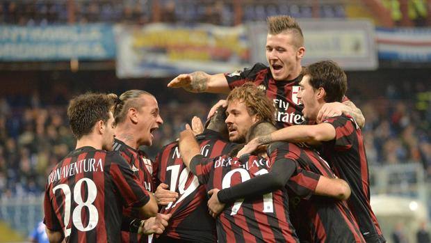 L'abbraccio di gruppo a Niang. Ansa L'abbraccio di gruppo a Niang. Ansa