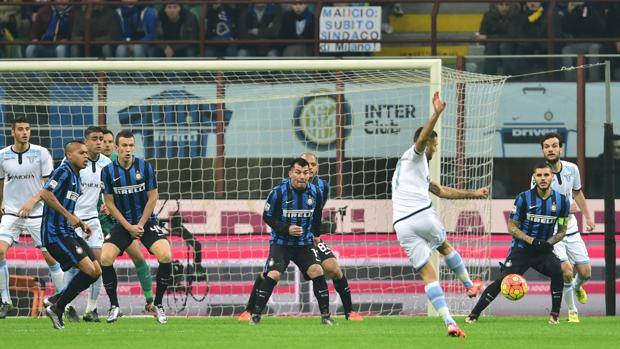 Il destro di Candreva per l'1-0 biancoceleste a San Siro. Afp