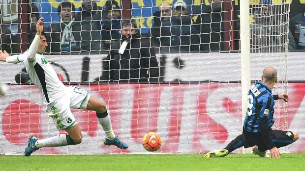 Il salvataggio di Peluso su Palacio. Ansa