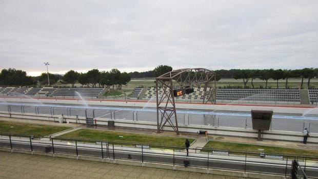 I getti d'acqua artificiali in azione a Le Castellet per testare le nuove Pirelli da bagnato I getti d'acqua artificiali in azione a Le Castellet per testare le nuove Pirelli da bagnato