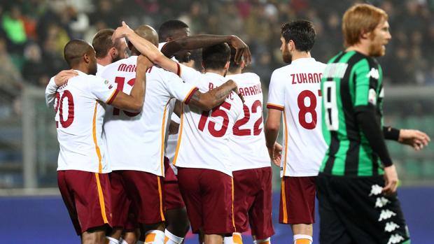 L'esultanza dei giocatori della Roma dopo l'1-0 di Salah. Ansa