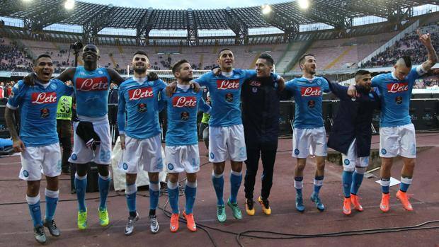 I giocatori del Napoli festeggiano la vittoria col Carpi a fine partita. Ansa