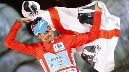 Fabio Aru, 25 anni, re della Vuelta, sul podio con la bandiera della Sardegna. Bettini