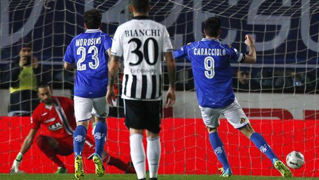 Andrea Caracciolo segna l'1-0 bresciano su rigore. LaPresse