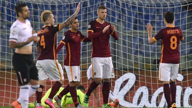Perotti e Nainggolan festeggiano Dzeko, dopo il gol del 5-0. Getty Images Perotti e Nainggolan festeggiano Dzeko, dopo il gol del 5-0. Getty Images