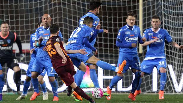 Il destro di Pjanic che vale il 2-1 della Roma a Empoli. Getty Images Il destro di Pjanic che vale il 2-1 della Roma a Empoli. Getty Images