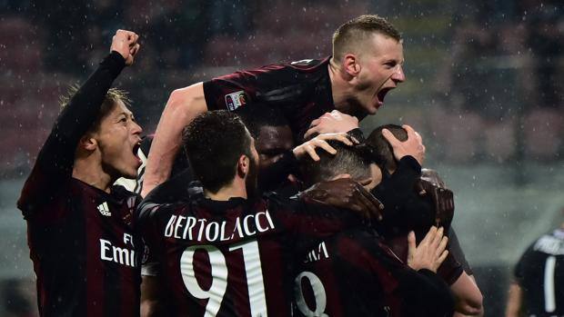 L'esultanza del Milan dopo l'1-0. Afp L'esultanza del Milan dopo l'1-0. Afp