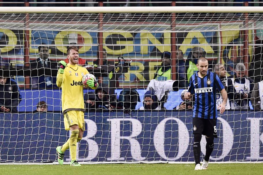 Neto festeggia, Palacio è deluso. LaPresse