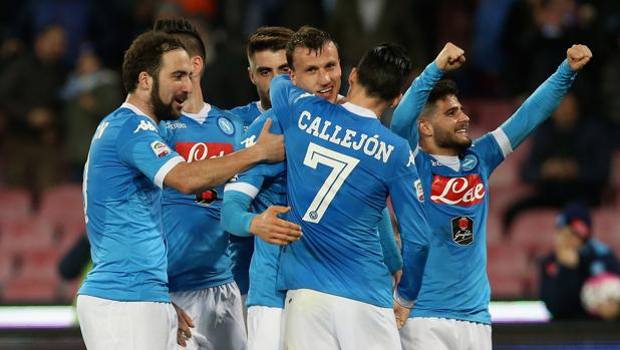 Higuain, Callejon e altri giocatori del Napoli fanno festa con Chiriches dopo il 2-1. Getty Higuain, Callejon e altri giocatori del Napoli fanno festa con Chiriches dopo il 2-1. Getty