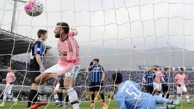 Andrea Barzagli sblocca il risultato a Bergamo contro l'Atalanta. Reuters