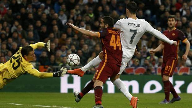 Cristiano Ronaldo anticipa Manolas e Szczesny e firma il gol dell'1-0. Reuters