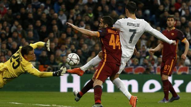 Cristiano Ronaldo anticipa Manolas e Szczesny e firma il gol dell'1-0. Reuters Cristiano Ronaldo anticipa Manolas e Szczesny e firma il gol dell'1-0. Reuters