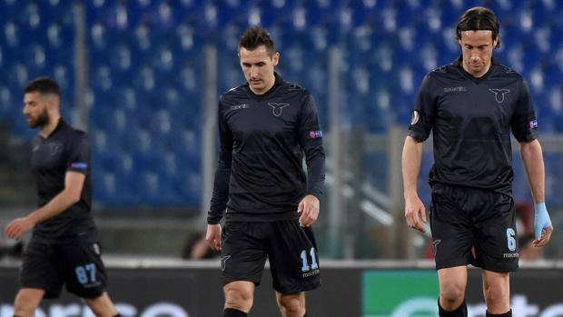 Candreva, Klose e Mauri a testa bassa. Ansa Candreva, Klose e Mauri a testa bassa. Ansa