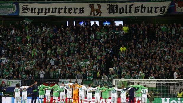 Giocatori e tifosi del Wolfsburg a fine partita. Reuters